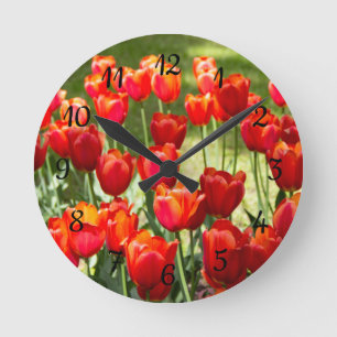 Horloge Ronde Grand champ de tulipes rouges