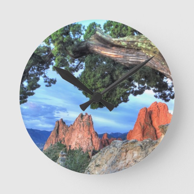 Horloge Ronde Gray Rock framed by Tree (Recto)