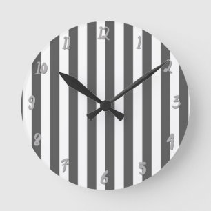 Horloge Ronde Gris & Blanc Vertical Stripes Chic Personnalisé