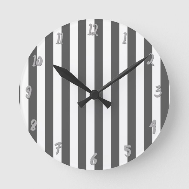Horloge Ronde Gris & Blanc Vertical Stripes Chic Personnalisé (Recto)
