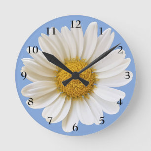 Horloge Ronde Grosse marguerite blanche sur bleu clair