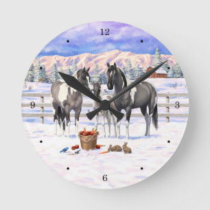Horloge Ronde Grulla Pinto Grey Paint Hors sur une ferme d'hiver