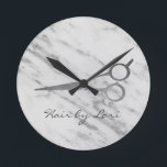 Horloge Ronde Hair Stylist Gold Marble Scissor Personnalized Rou<br><div class="desc">Ce design a été créé par art numérique et peut être personnalisé dans la zone fournie par le changement de la photo et/ou du texte. Vous pouvez également le customiser en choisissant l'option cliquer pour customiser une autre option et supprimer ou modifier la couleur de l'arrière - plan, ajouter du...</div>