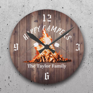 Horloge Ronde Happy Campers Rustic Bonfire Camping Nom de famill