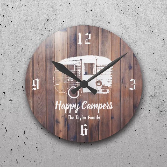 Horloge Ronde Happy Campers Rustic Camping Trailer Nom de famill (Créateur téléchargé)