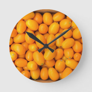 Horloge Ronde Heap of orange kumquats dans cardboard box