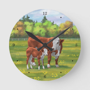Horloge Ronde Hereford Cow & Cute Calf dans les pâturages d'été