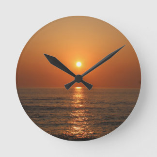 Horloge Ronde Heure de coucher de soleil sur l'océan