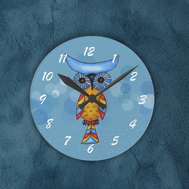 Horloge Ronde Hibou coloré lunatique d'imaginaire (Fantasy colourful owl blue eyes on round wall clock.)