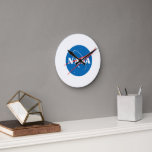 Horloge ronde Iconique NASA 8" (Minimaliste)<br><div class="desc">Cet article est sans conteste le symbole de notre époque : l'insigne classique de la NASA. Un symbole audacieux qui, comme la NASA elle-même, ne connaît aucune limite. Immédiatement reconnaissable à travers le monde, l'Insignia de la NASA a longtemps défendu le progrès, l'innovation, et le type d'audace et d'audace quasiment...</div>