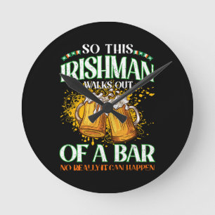 Horloge Ronde Irlandais buvant de la bière St. Patrick's Day