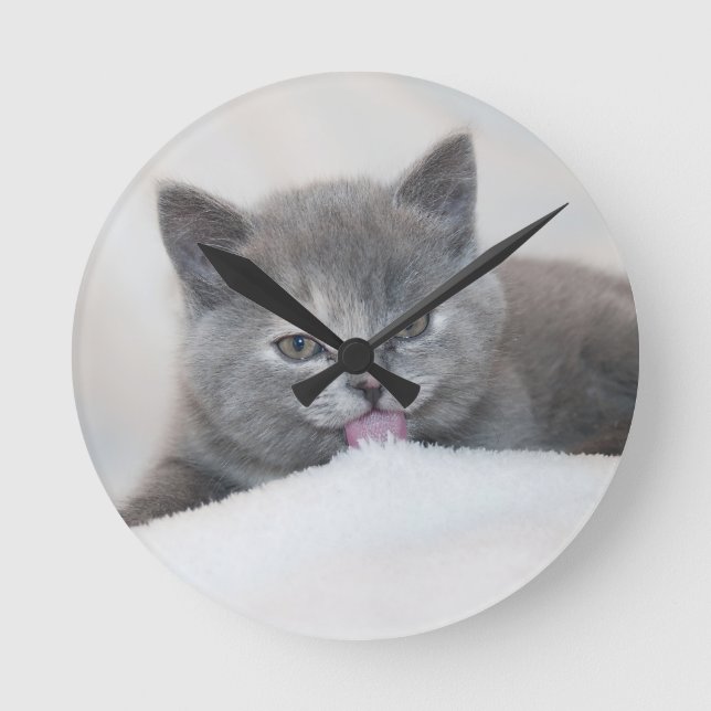 Horloge Ronde Joli Chat Gris Langue Dehors ! (Recto)