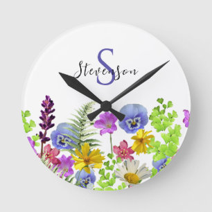Horloge Ronde Joli Fleur sauvage Nom personnalisé et Monogramme