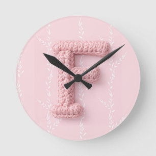 Horloge Ronde Joli monogramme F en crochet rose initiale bohème