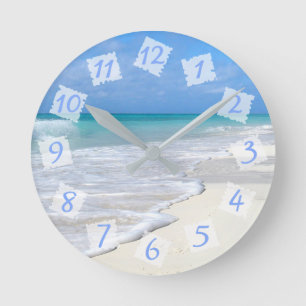 Horloge Ronde Jolie maison sur la plage de sable avec des vagues