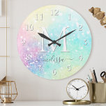 Horloge Ronde Jolie Parties scintillant Holographique Iridescent<br><div class="desc">Une arrière - plan bokeh chic branchée aux belles couleurs pastel. Vous pouvez facilement personnaliser avec votre monogramme et/ou nom personnalisé.</div>