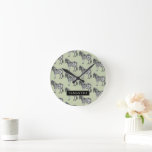 Horloge Ronde Jungle Zebra Wild Motif & Nom personnalisé<br><div class="desc">Jungle Zebra Wild Motif & Nom personnalisé</div>