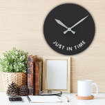 Horloge Ronde Juste à temps Drôle Dire noir blanc typographie<br><div class="desc">Juste dans le temps Drôle Dit Noir Blanc Typographie Horloge.</div>