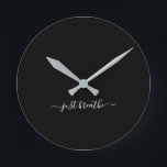 Horloge Ronde Juste respirer noir élégant script yoga grande hor<br><div class="desc">Horloge de yoga moderne avec un arrière - plan noir chic et un élégant script blanc lettré main avec la citation "juste respirer".</div>