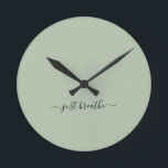 Horloge Ronde Juste respirer vert élégant script yoga<br><div class="desc">Horloge de yoga moderne avec un arrière - plan vert sage chic et un élégant script noir lettré à la main avec la citation "juste respirer".</div>