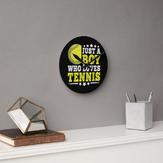 Horloge Ronde Juste un garçon qui aime le tennis amateur de tenn