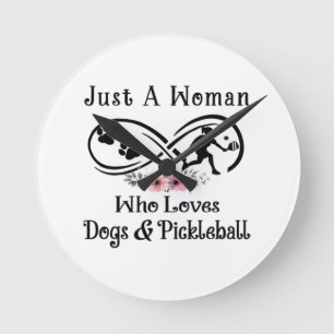 Horloge Ronde juste une femme qui aime les chiens et le Pickleba