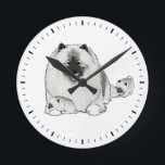 Horloge Ronde Keeshond avec des chiots de Chiens de Keesie migno<br><div class="desc">Une horloge murale Keeshond originale pour la maison ou le bureau. Fait un cadeau cool pour les amateurs de Keesie! Découvrez le Doodle World de Jenn pour encore plus d'horloges décoratives et de décors à thème pour chiens.</div>
