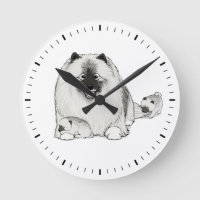 Keeshond avec des chiots de Chiens de Keesie migno