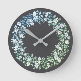 Horloge Ronde Kranz aus Blumen und Blättern