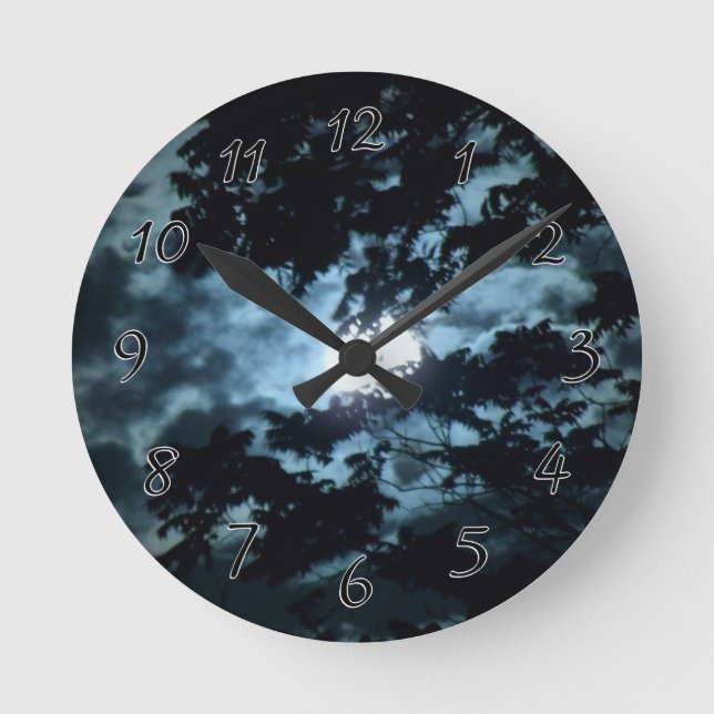 Horloge Ronde La Lune illumine la nuit derrière les branches d'a (Recto)