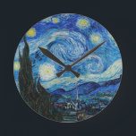 Horloge Ronde La nuit étoilée de Vincent Van Gogh<br><div class="desc">Immergez-vous dans la beauté fascinante de la Nuit étoilée de Vincent Van Gogh avec cette reproduction de haute qualité. Possédez une histoire de l'art et laissez la brillance du chef-d'oeuvre de Van Gogh illuminer votre environnement.</div>