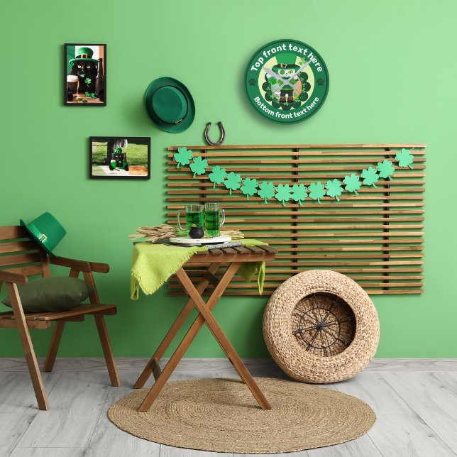 Horloge Ronde La Saint-Patrick avec un chat borgne chanceux (St. Patrick's Day with a Lucky One-Eyed Cat Round Clock)