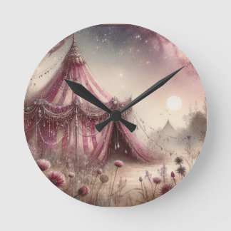 Horloge Ronde La tente en soie rose du nécromancien rose 