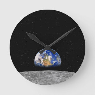 Horloge Ronde La terre de planète se levant au-dessus de la lun