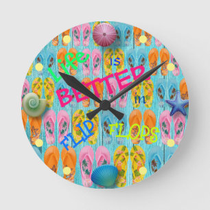Horloge Ronde La vie est meilleure à la maison de plage en tongs