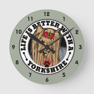 Horloge Ronde La vie est meilleure avec une race de chiens du Yo