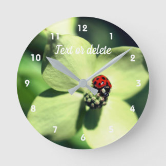Horloge Ronde Ladybug Sur Fleur De Dogwood Blanc Personnalisé