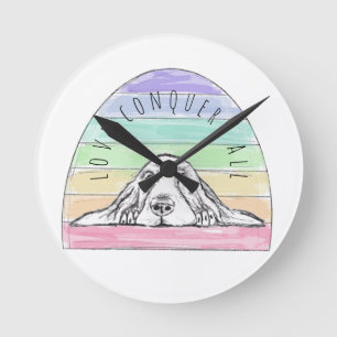 Horloge Ronde l'amour conquiert tout chien arc-en-ciel basset ho