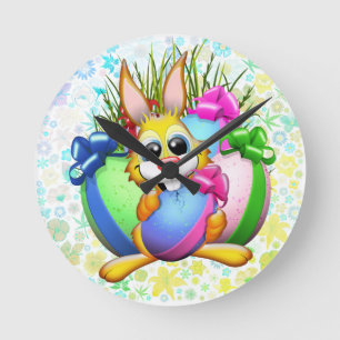Horloge Ronde Lapin drôle mordant un œuf de Pâques