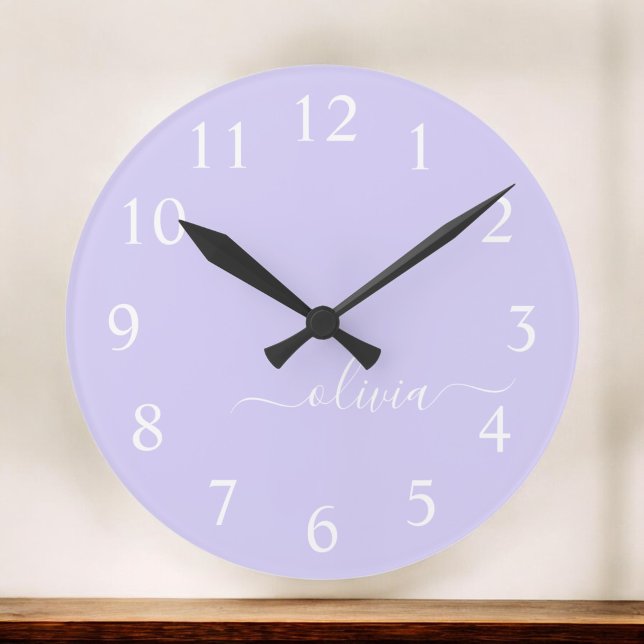 Horloge Ronde Lavande Purple Script Moderne Fille Monogramme Nom (Créateur téléchargé)