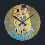 Horloge Ronde Le Baiser (original Der Kuss) de Gustav Klimt<br><div class="desc">Le Baiser (1907-1908). Artiste : Gustav Klimt (1862-1918). Le Baiser (originalement Der Kuss) est probablement l'œuvre la plus célèbre de Gustav Klimt. Il a commencé à y travailler en 1907 et c'est l'apogée de sa période dite « dorée ». Le Baiser est une peinture d'amour et de romance d'art fin...</div>