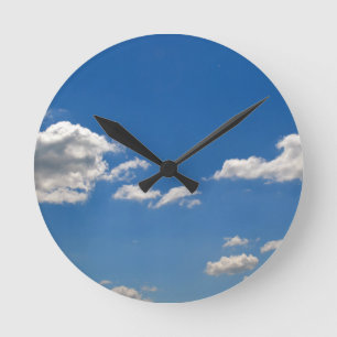 Horloge Ronde Le ciel est bleu et les nuages blancs passent