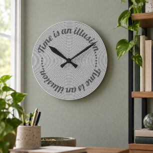Horloge Ronde Le temps est une illusion – Op Art noir et blanc
