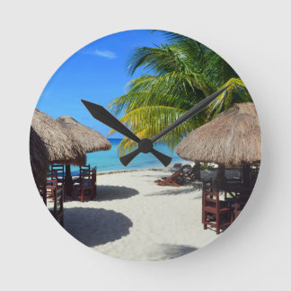 Horloge Ronde L'eau turquoise Vaca de palmier de hutte de plage
