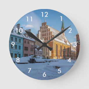 Horloge Ronde L'église Saint-Pierre en hiver à Riga, Lettonie
