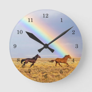 Horloge Ronde Les Chevaux de Mustang en course et en arc-en-ciel