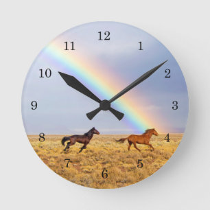 Horloge Ronde Les Chevaux De Mustang Sauvages Courent Avec L'Arc
