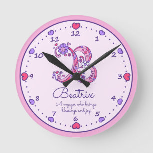 Horloge Ronde Les filles de coeurs du monogramme B appellent