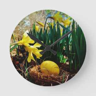 Horloge Ronde Les jonquilles jaunes et un oeuf de Pâques jaune