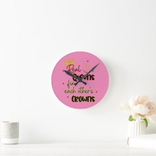 Horloge Ronde Les vraies reines réparent les couronnes de l'autr